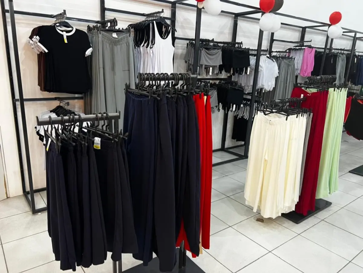 LOTE 004 - Roupas, moveis, eletrônicos