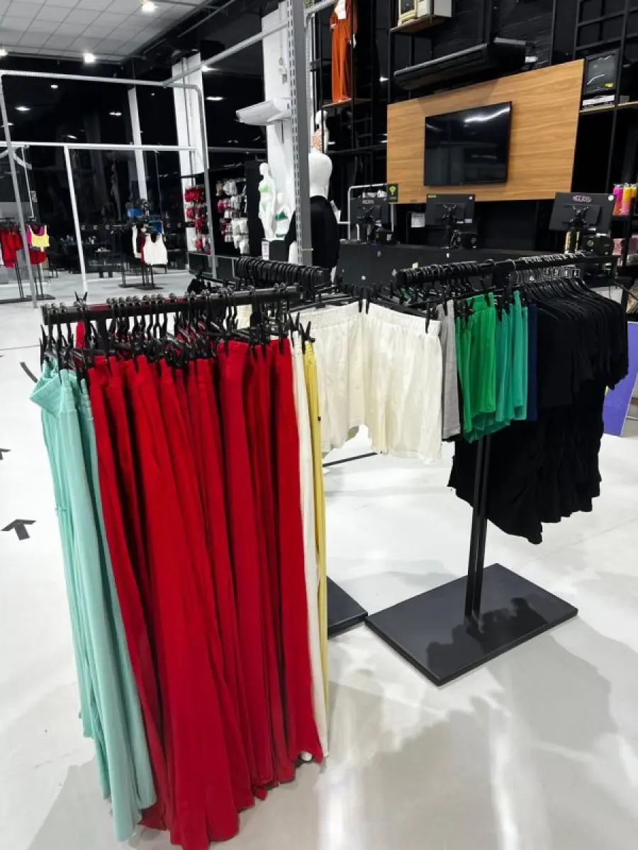 LOTE 003 - Lote de moveis, roupas