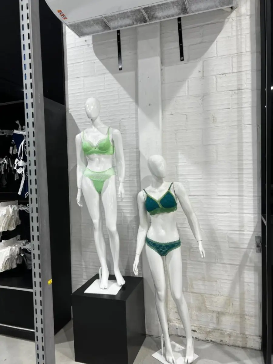 LOTE 003 - Lote de moveis, roupas