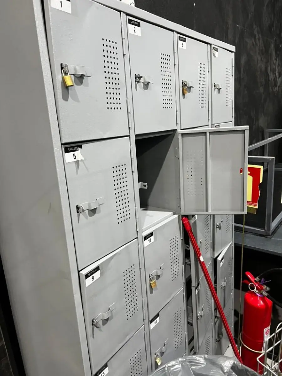 LOTE 003 - Lote de moveis, roupas