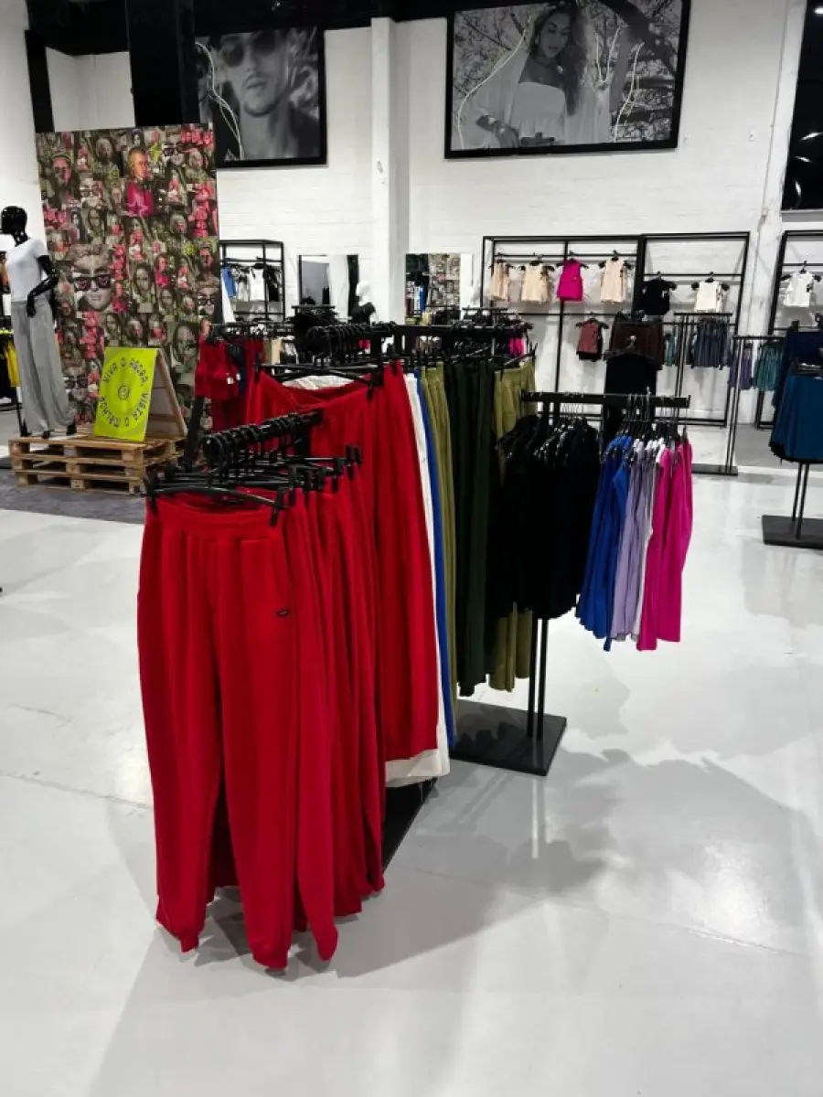 LOTE 003 - Lote de moveis, roupas