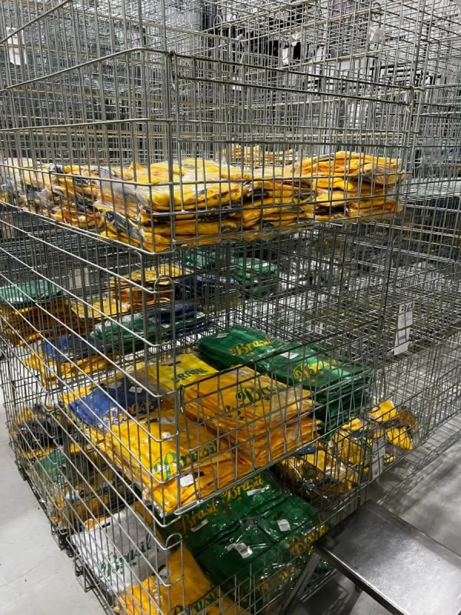 LOTE 001 - Lote englobado - CAMINHÃO MERCEDES-BENZ ATEGO 11/12; FURGÃO MERCEDES-BENZ SPRINTER 14/15 BENS MÓVEIS DIVERSOS – ITENS PARA LOJAS