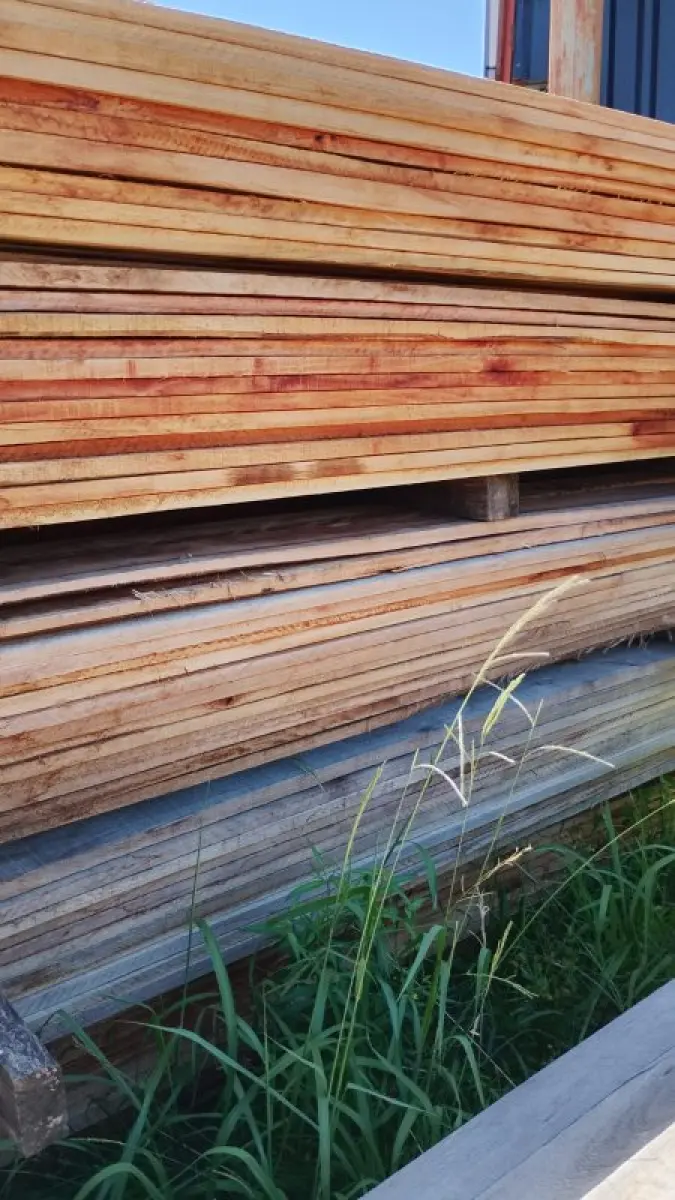 LOTE 000 - Dois metros e meio cúbicos de madeira eucalipto de várias bitolas e vários tamanhos.