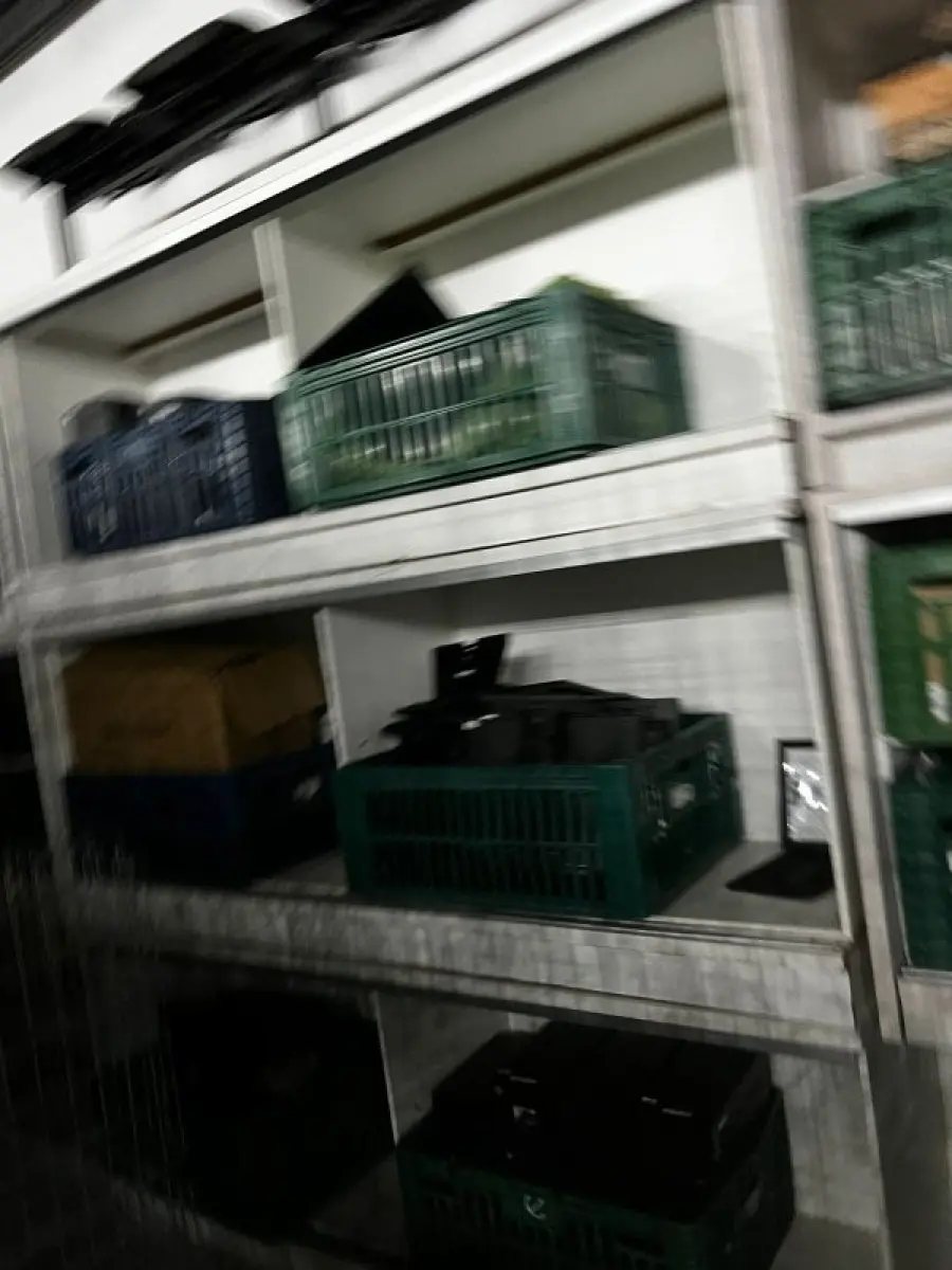 LOTE 003 - Lote de moveis, roupas