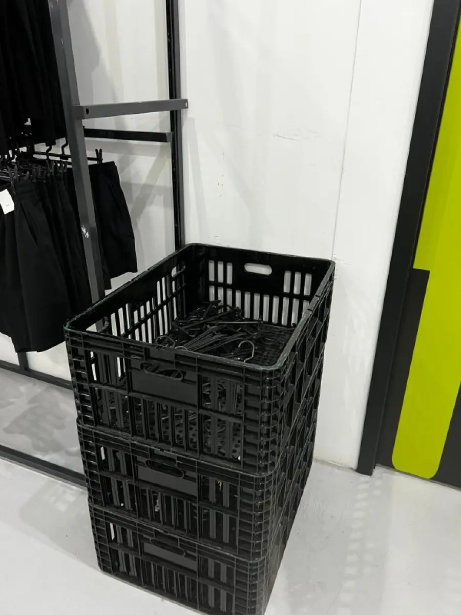 LOTE 003 - Lote de moveis, roupas