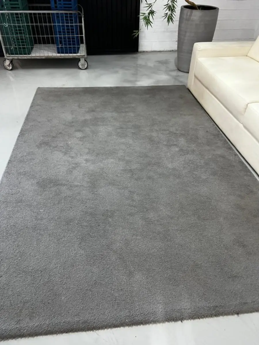 LOTE 003 - Lote de moveis, roupas