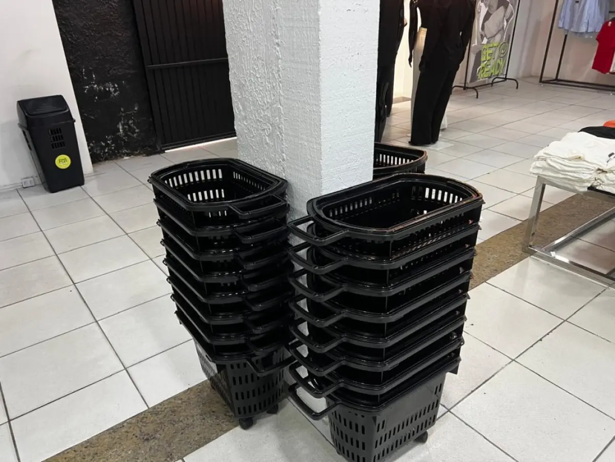 LOTE 004 - Roupas, moveis, eletrônicos