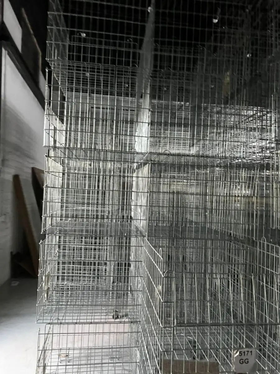 LOTE 003 - Lote de moveis, roupas