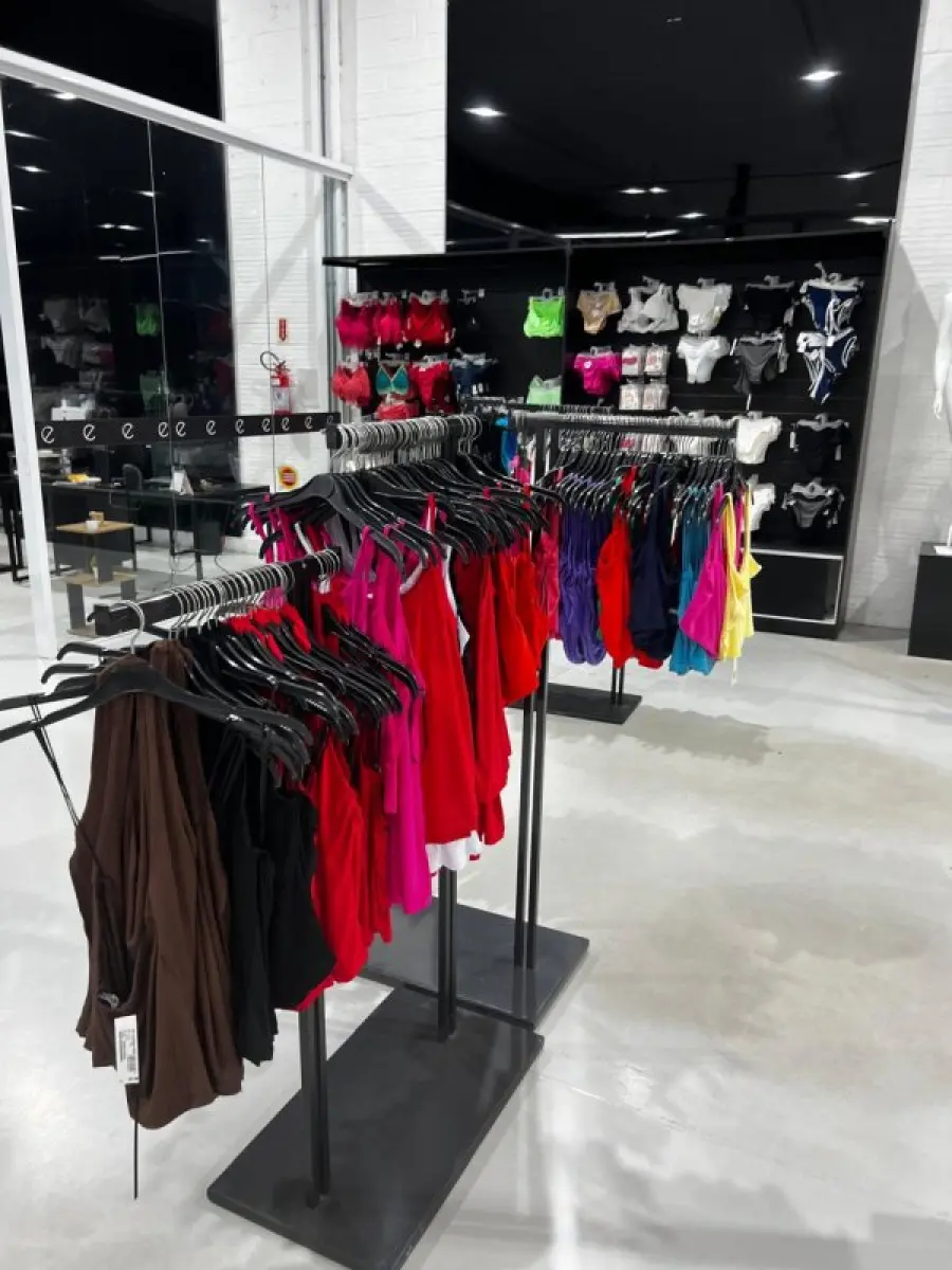 LOTE 003 - Lote de moveis, roupas