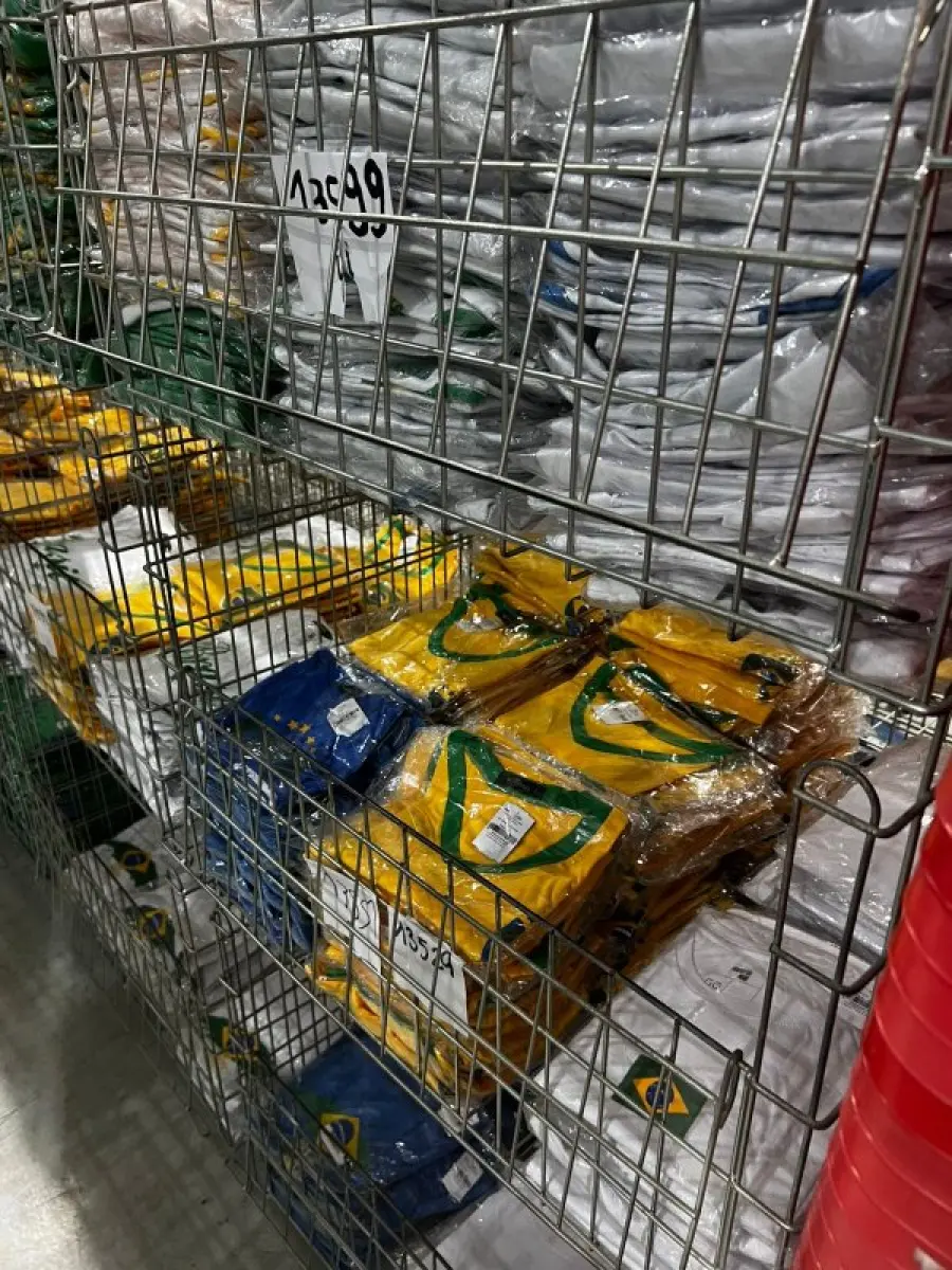 LOTE 003 - Lote de moveis, roupas