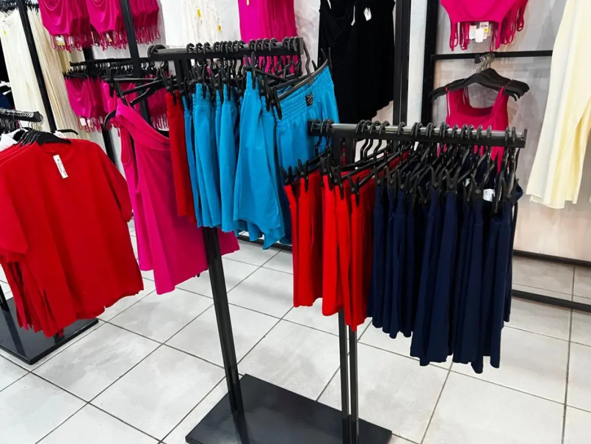 LOTE 004 - Roupas, moveis, eletrônicos