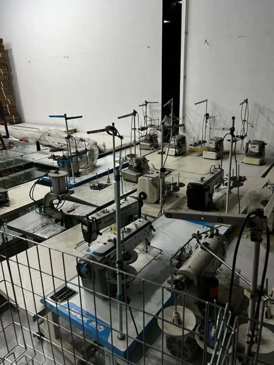 LOTE 003 - Lote de moveis, roupas