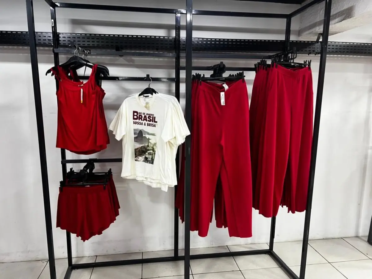 LOTE 004 - Roupas, moveis, eletrônicos