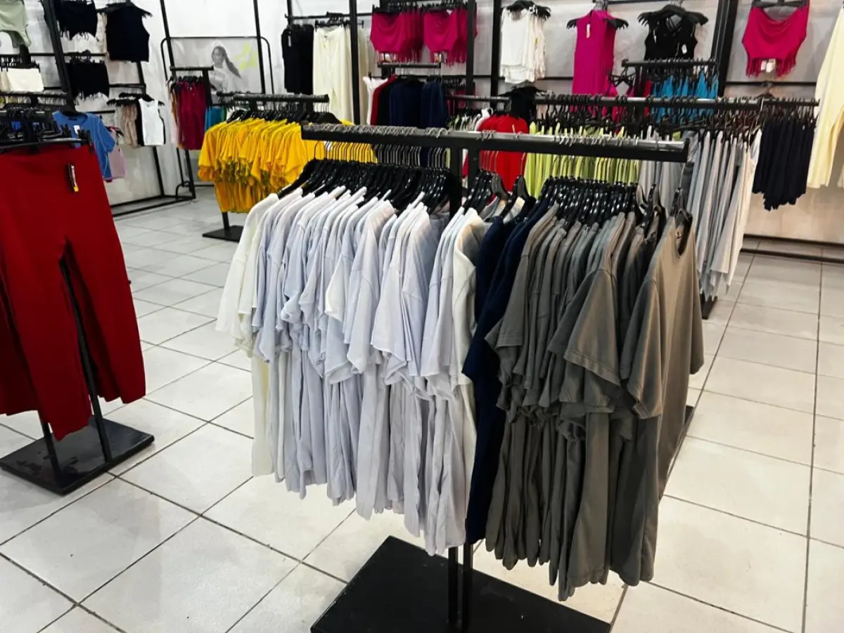 LOTE 004 - Roupas, moveis, eletrônicos