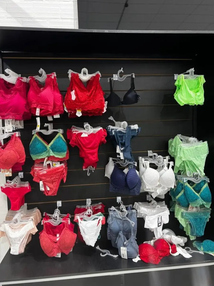 LOTE 003 - Lote de moveis, roupas