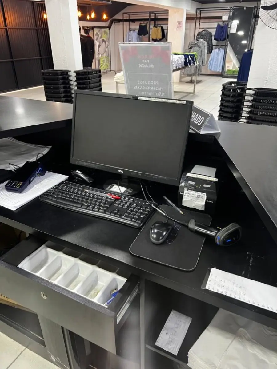 LOTE 004 - Roupas, moveis, eletrônicos