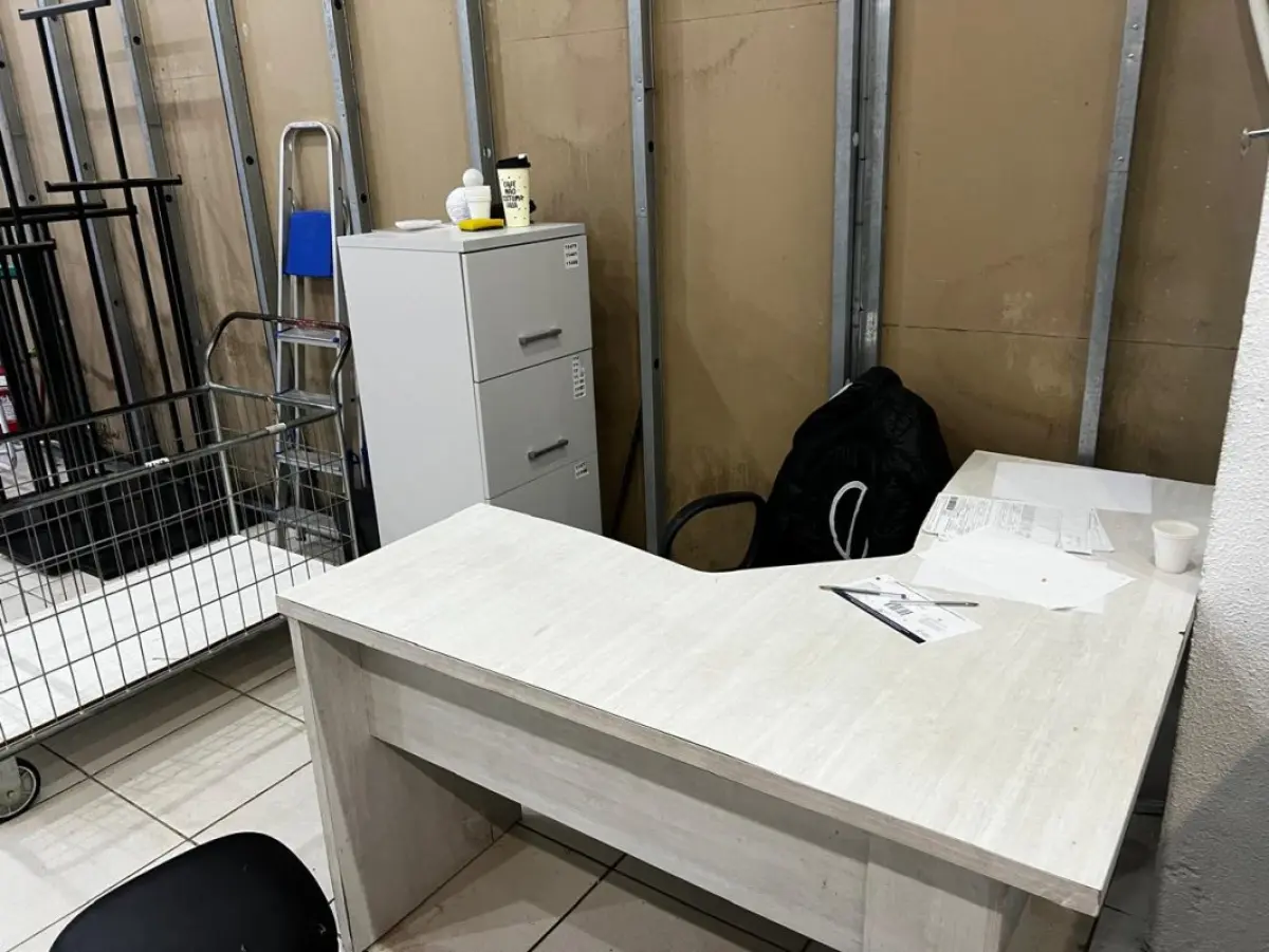 LOTE 004 - Roupas, moveis, eletrônicos