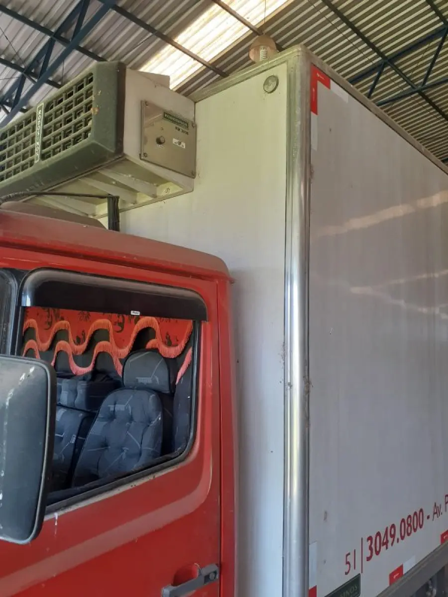 LOTE 001 - Mercedes Benz 709, ano 1991/1992, vermelho c/baú frigorifico