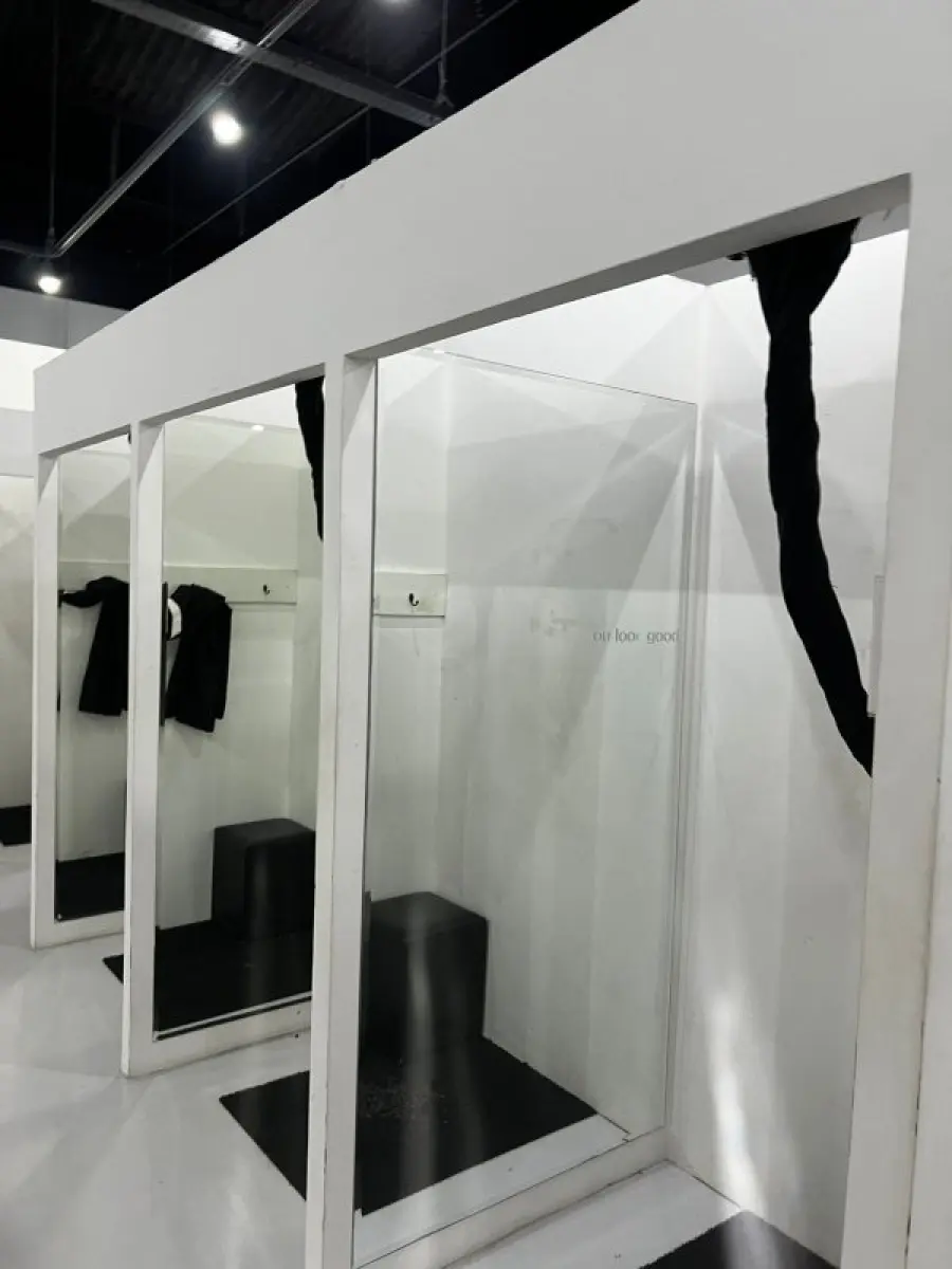 LOTE 003 - Lote de moveis, roupas