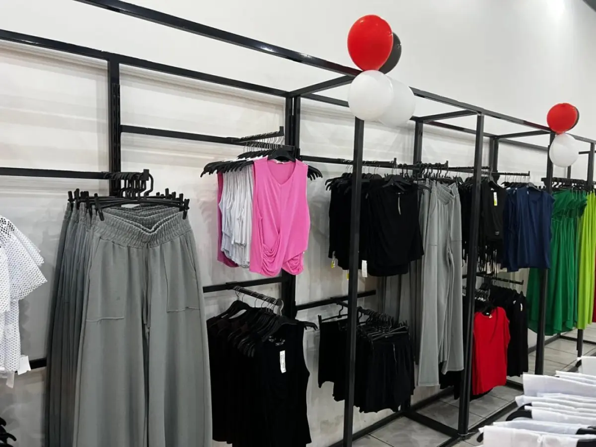 LOTE 004 - Roupas, moveis, eletrônicos