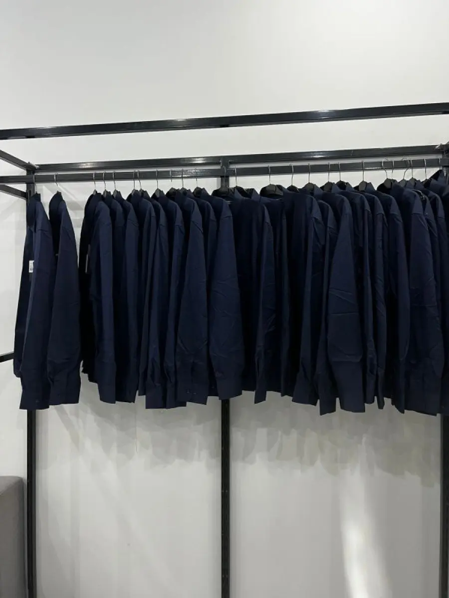 LOTE 003 - Lote de moveis, roupas