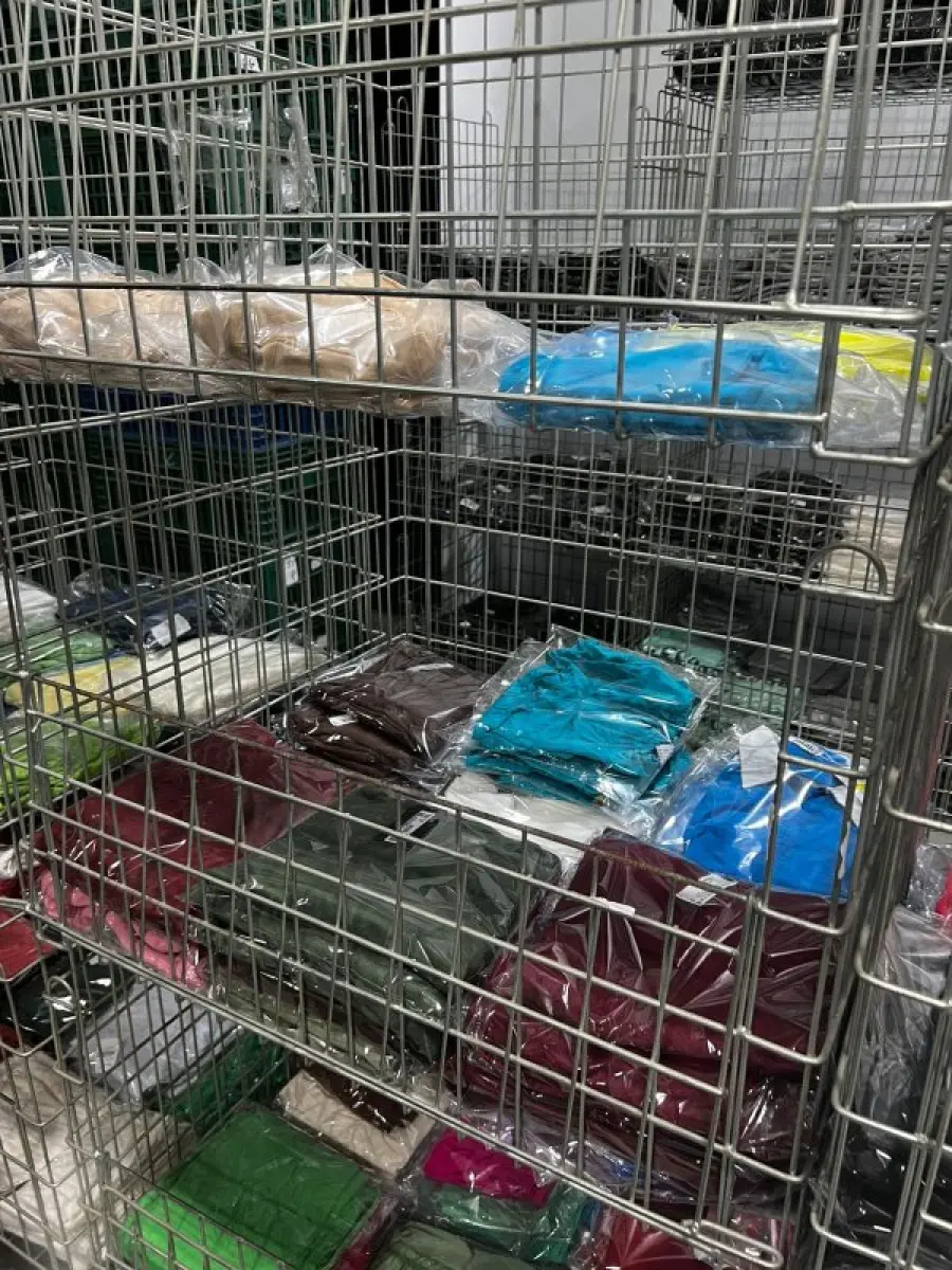 LOTE 003 - Lote de moveis, roupas