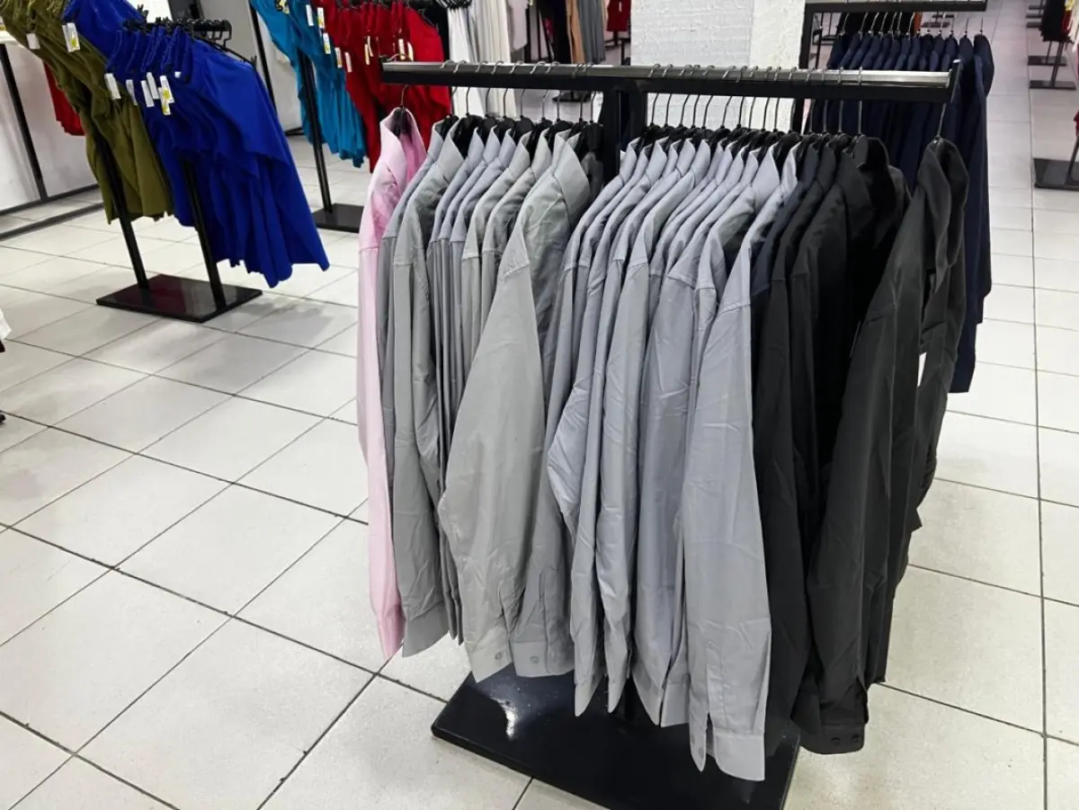 LOTE 004 - Roupas, moveis, eletrônicos