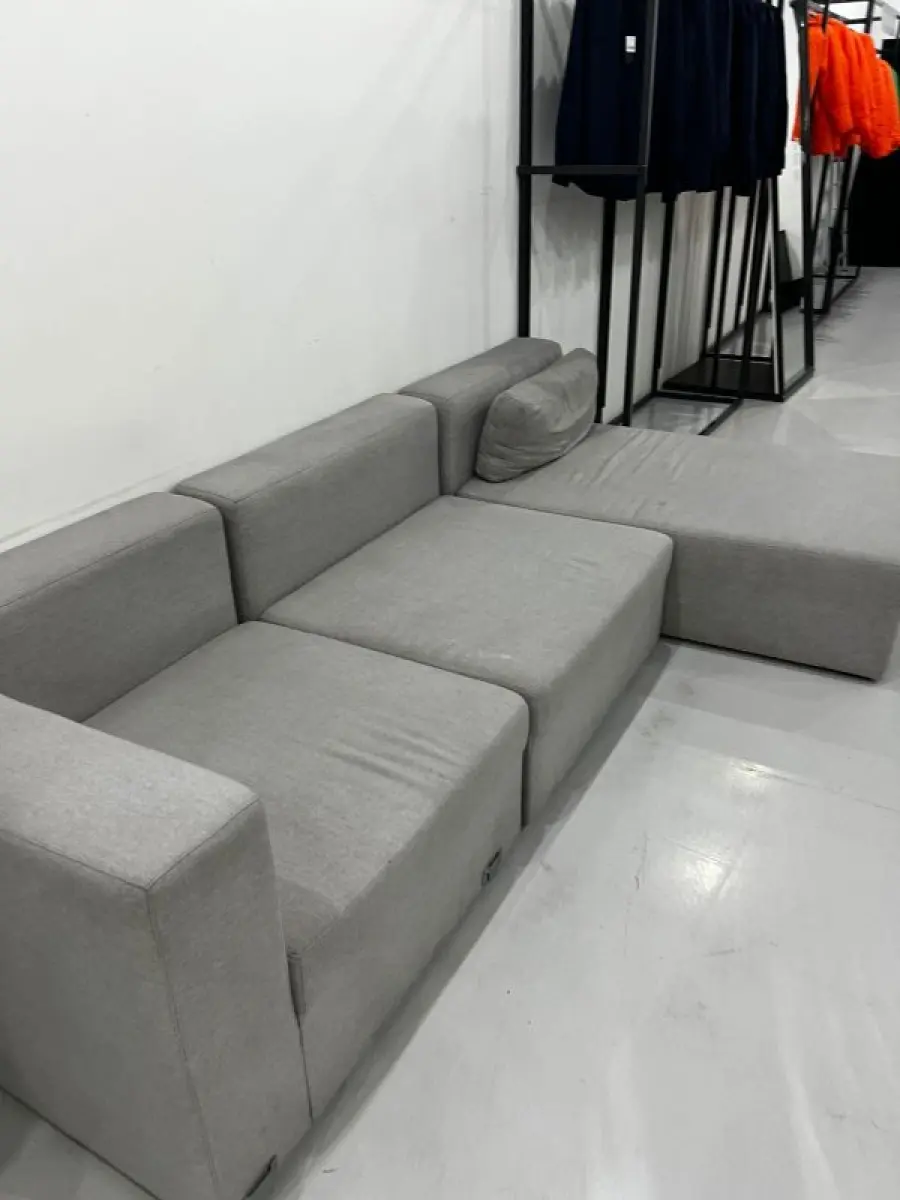 LOTE 003 - Lote de moveis, roupas