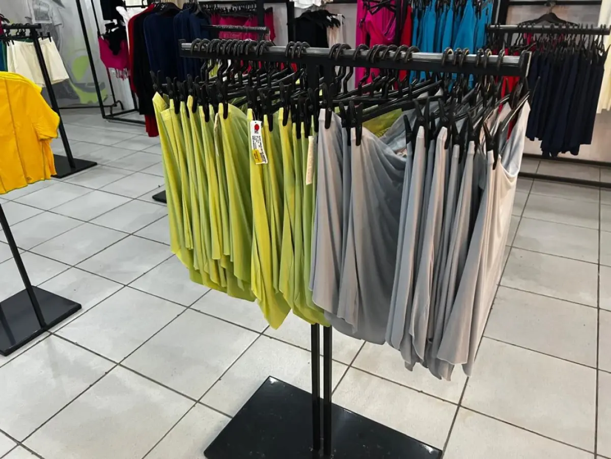 LOTE 004 - Roupas, moveis, eletrônicos