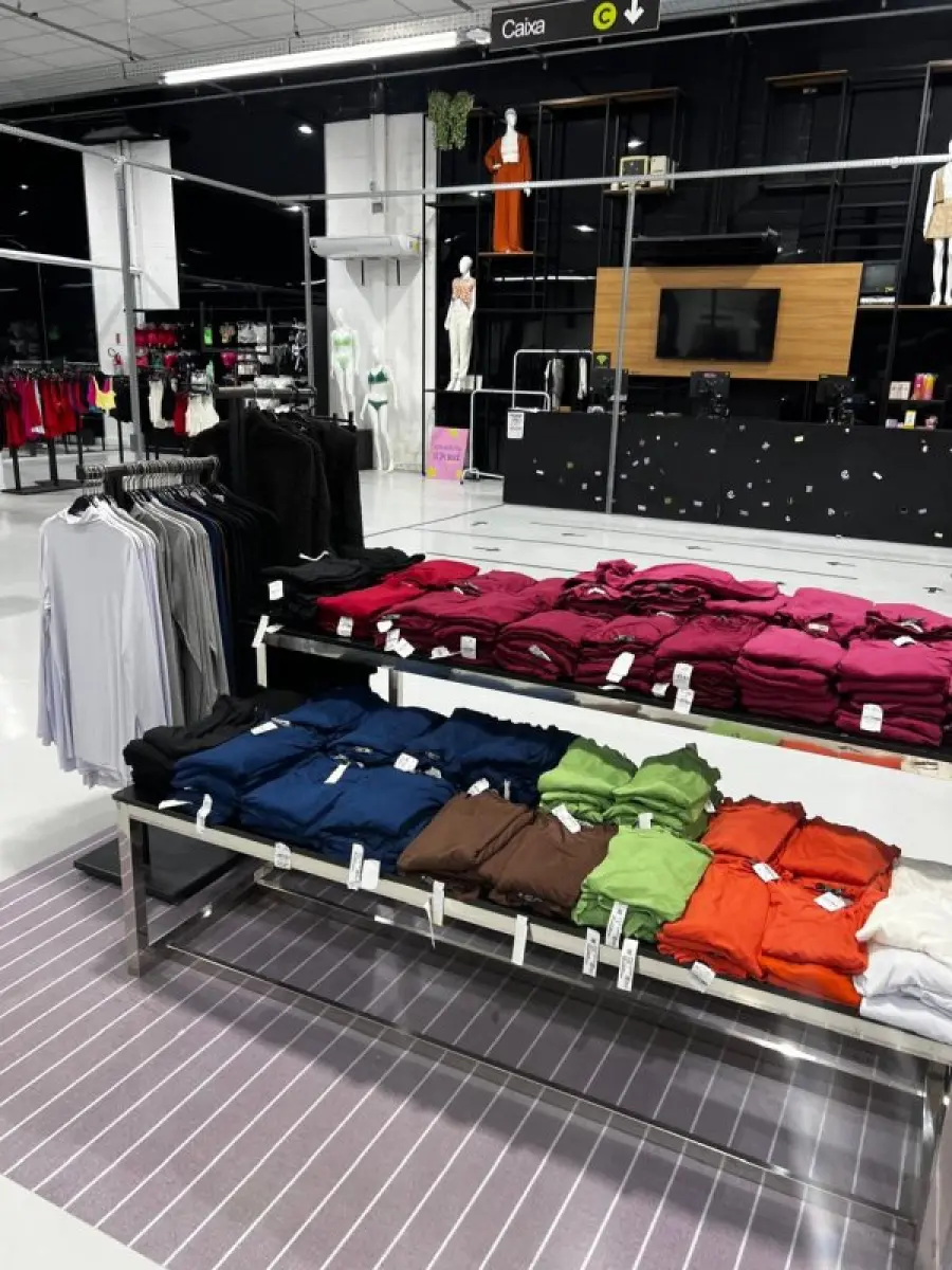 LOTE 003 - Lote de moveis, roupas