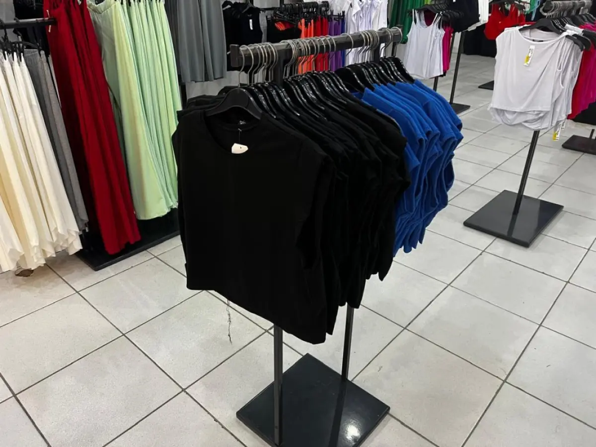 LOTE 004 - Roupas, moveis, eletrônicos