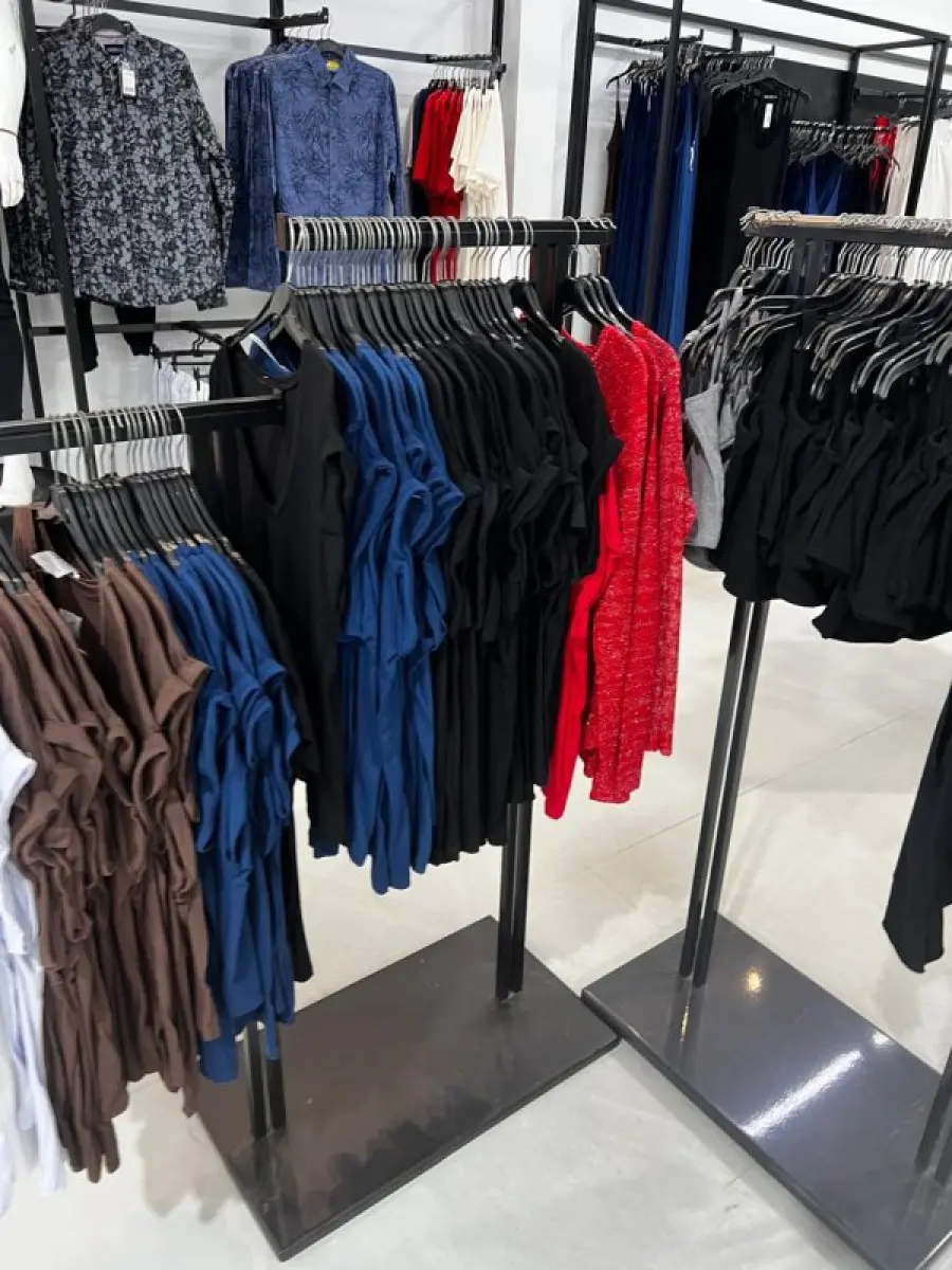 LOTE 003 - Lote de moveis, roupas