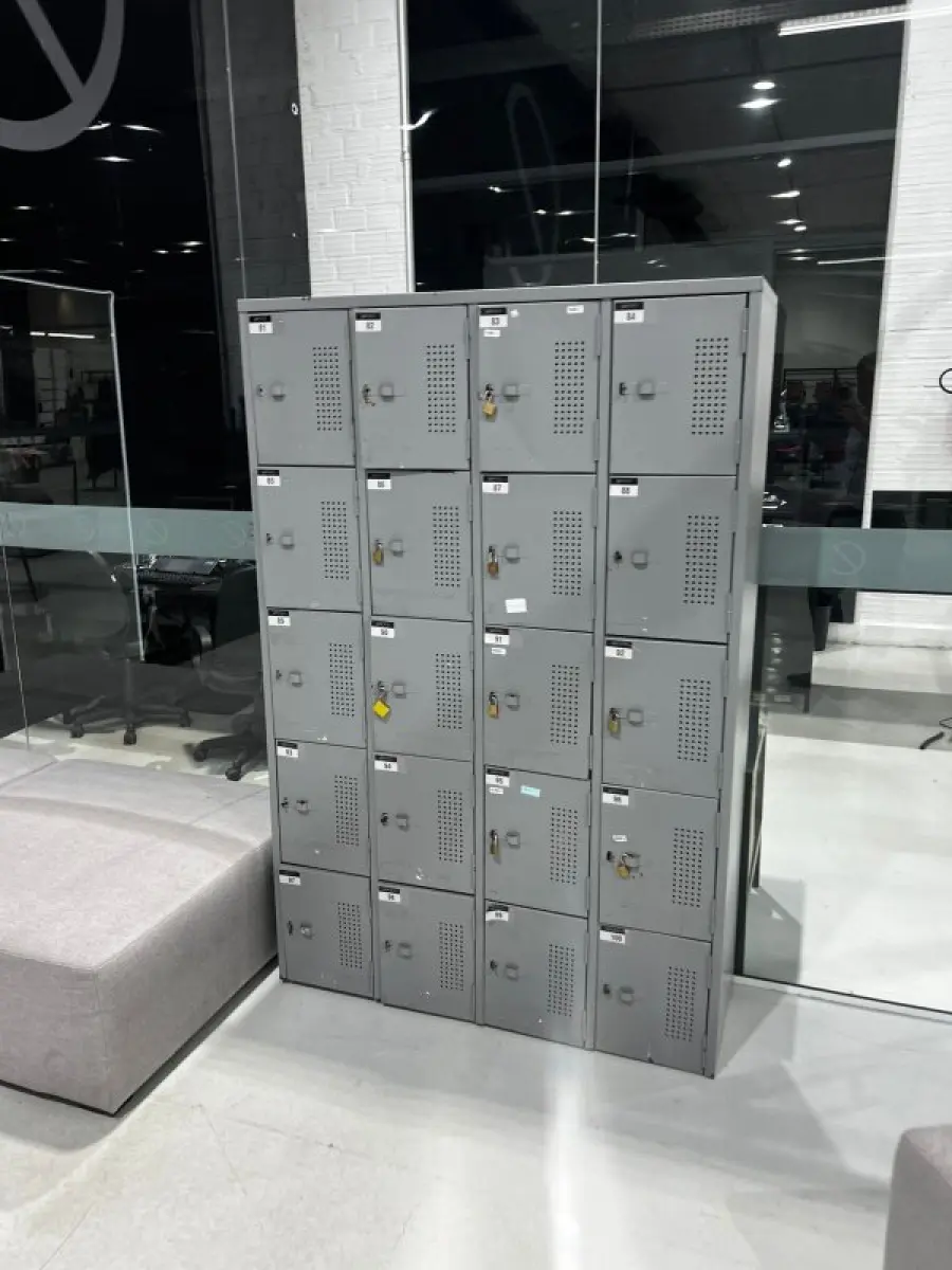 LOTE 003 - Lote de moveis, roupas