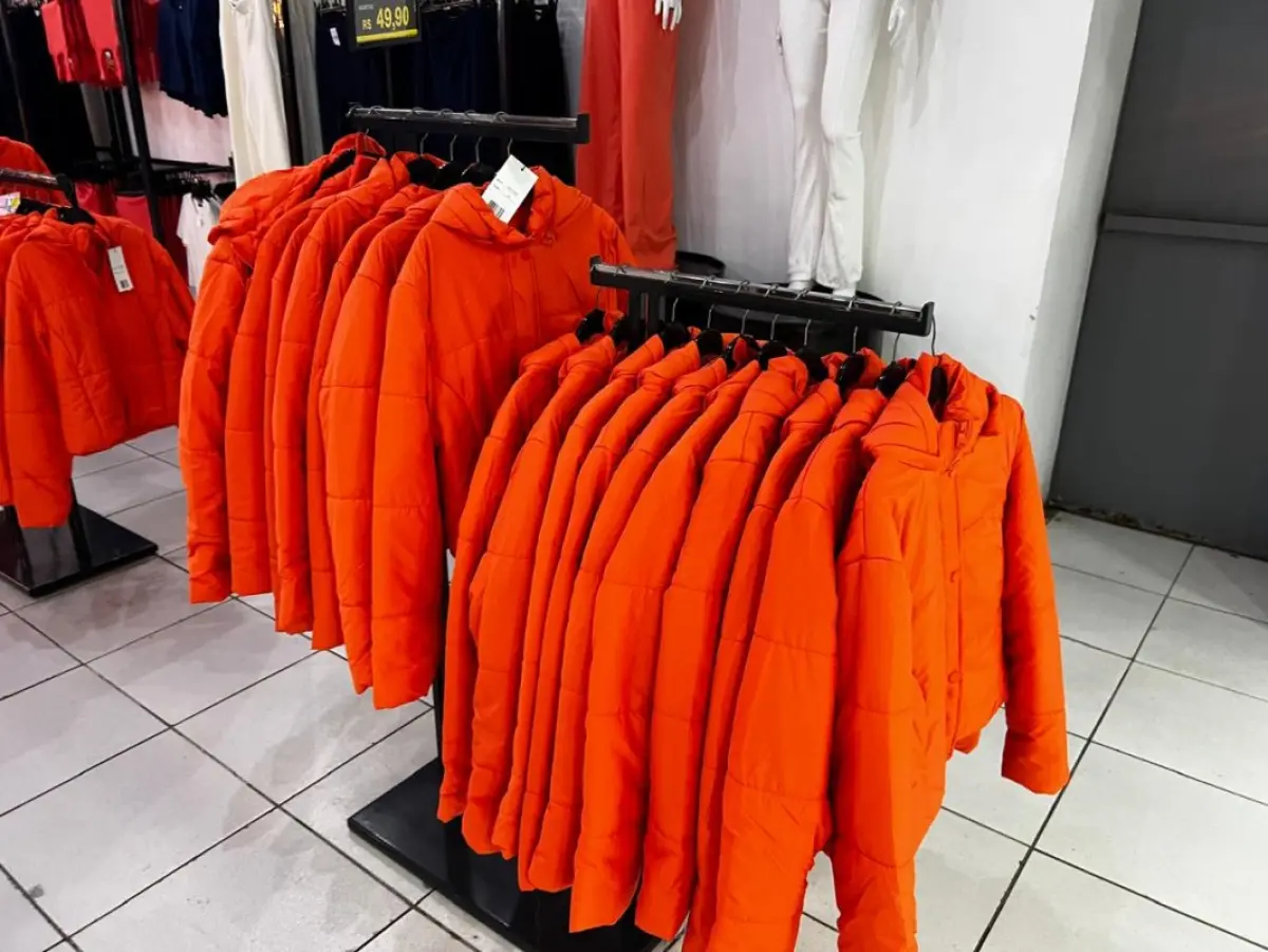 LOTE 004 - Roupas, moveis, eletrônicos