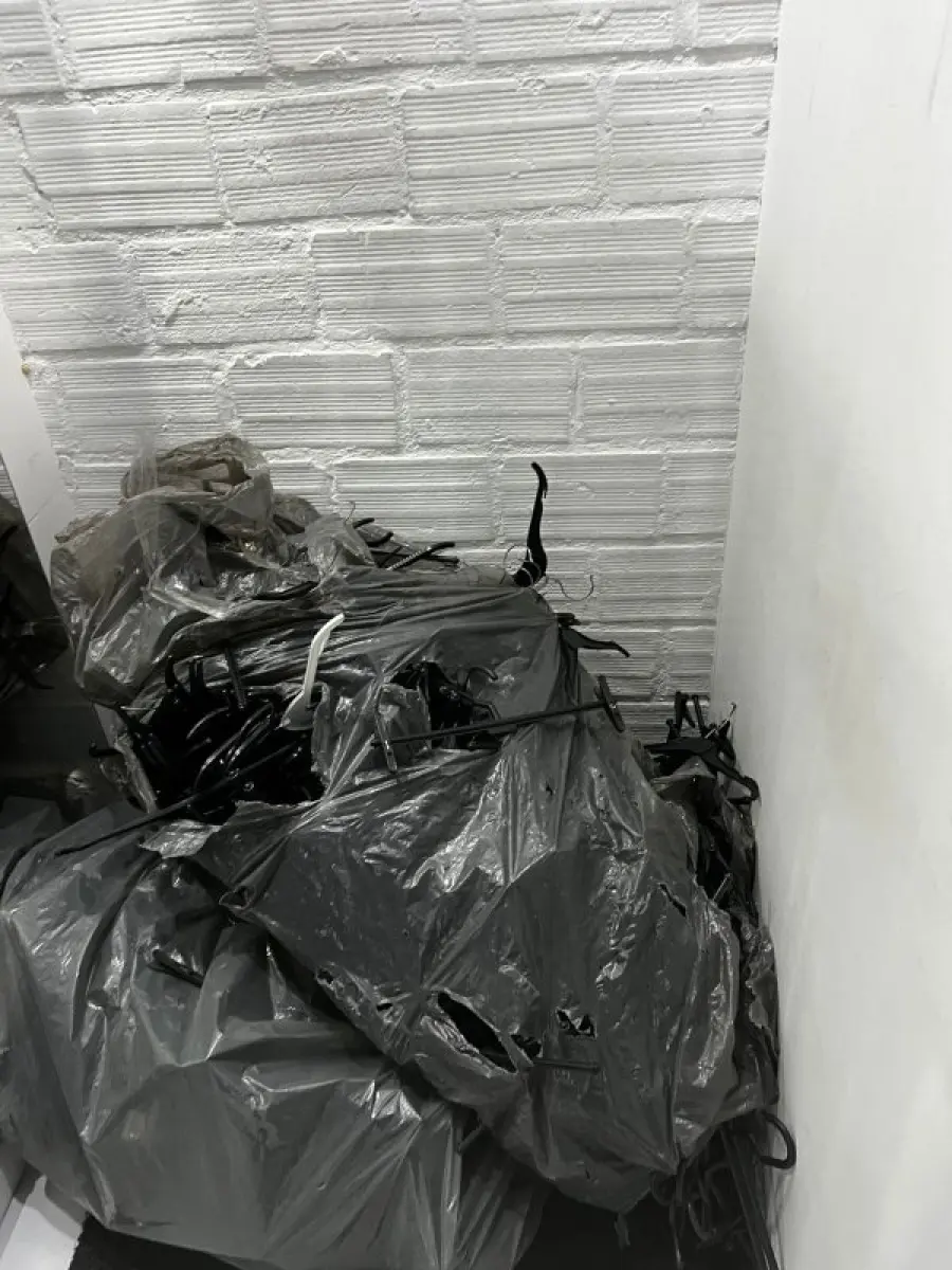 LOTE 003 - Lote de moveis, roupas