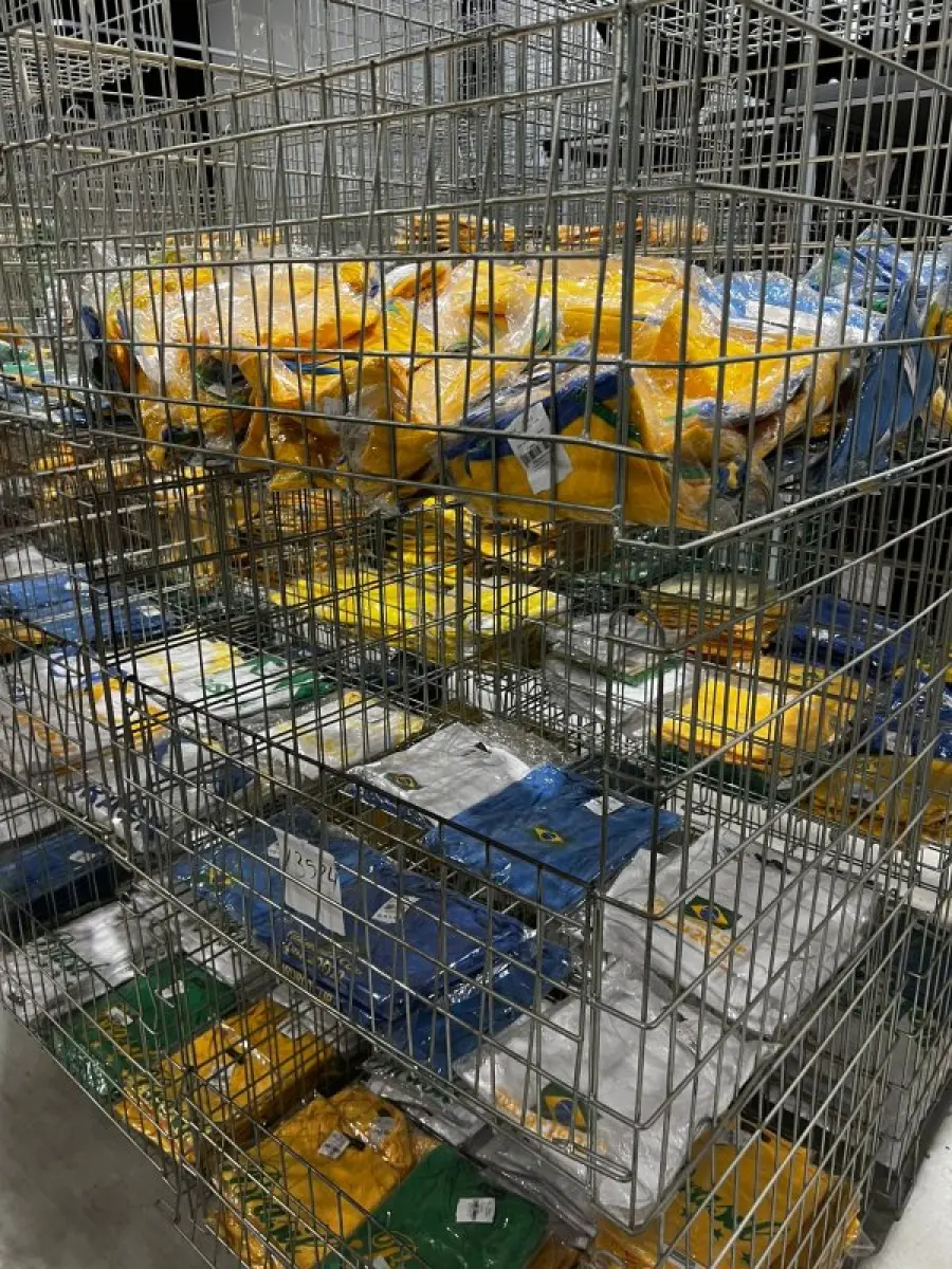 LOTE 003 - Lote de moveis, roupas