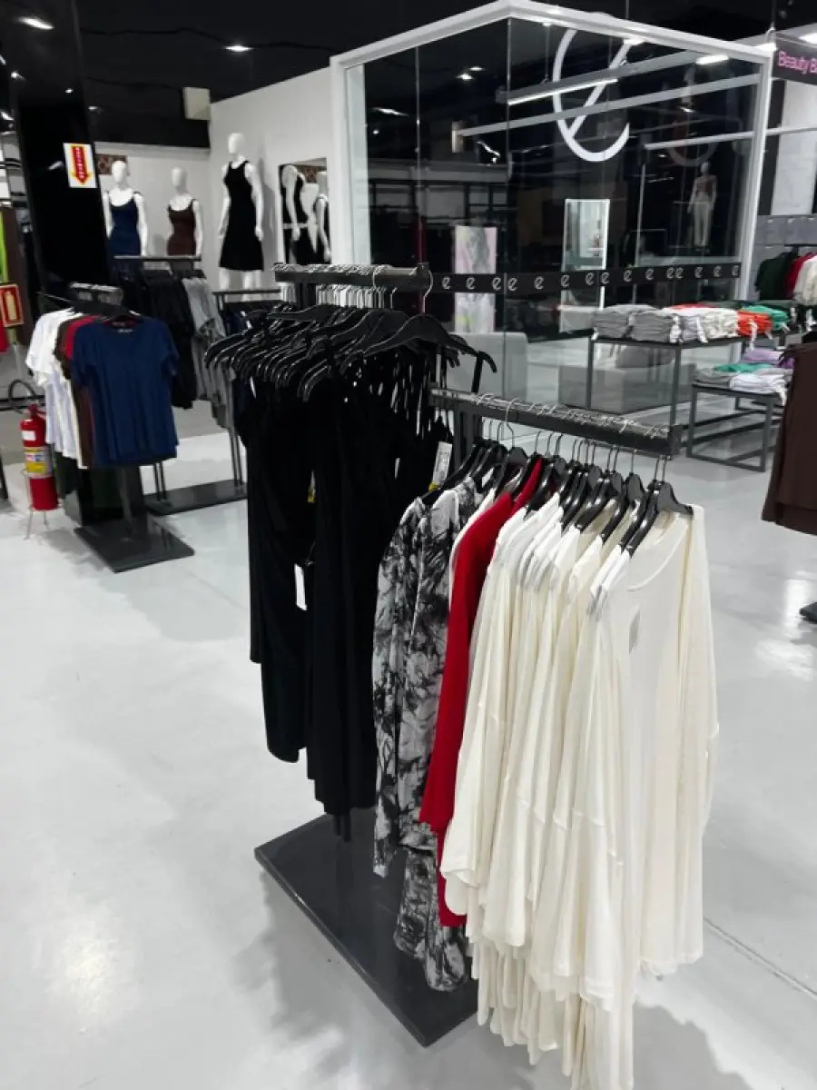 LOTE 003 - Lote de moveis, roupas