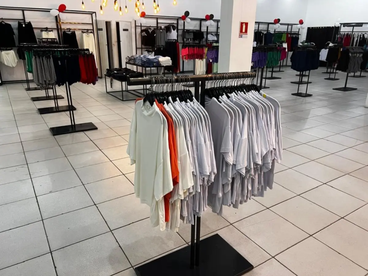 LOTE 004 - Roupas, moveis, eletrônicos