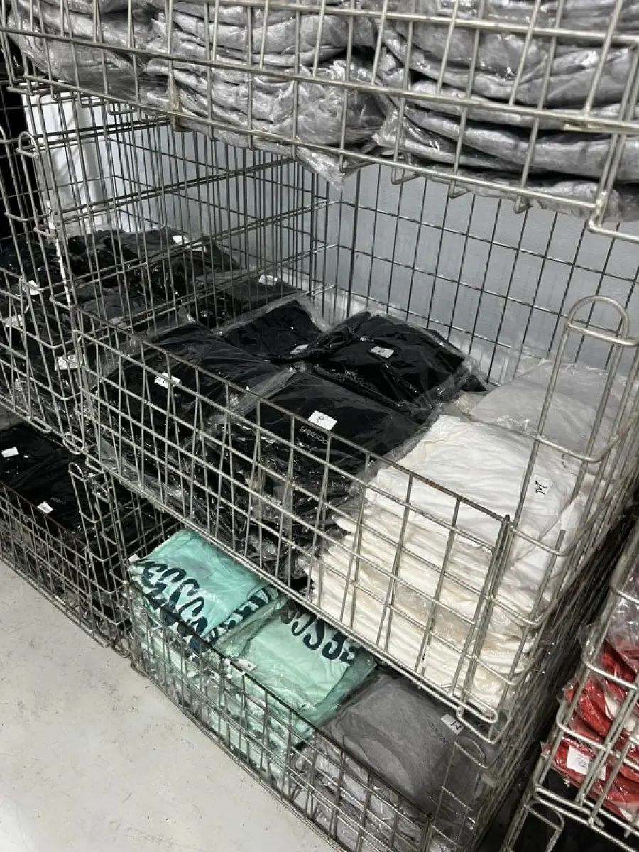 LOTE 003 - Lote de moveis, roupas