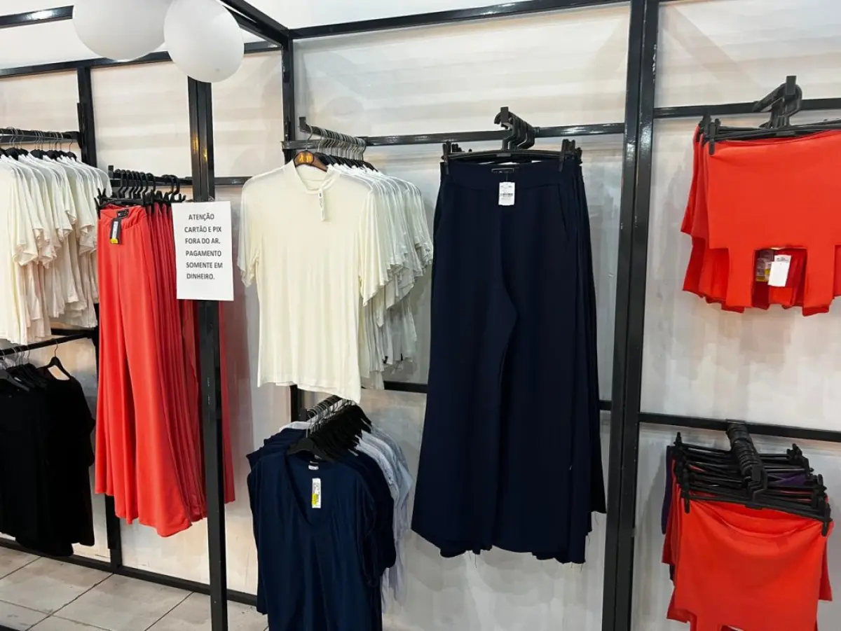 LOTE 004 - Roupas, moveis, eletrônicos