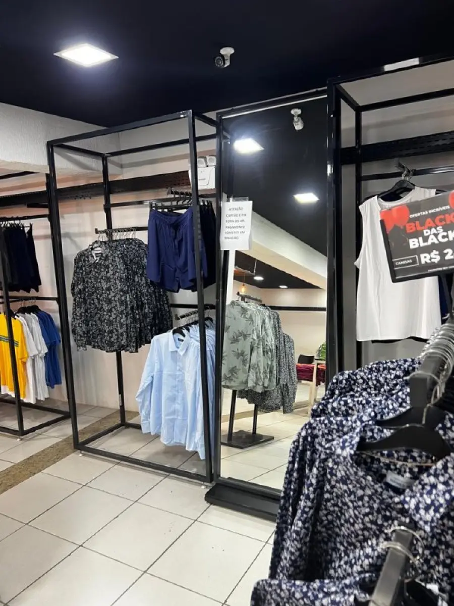 LOTE 004 - Roupas, moveis, eletrônicos