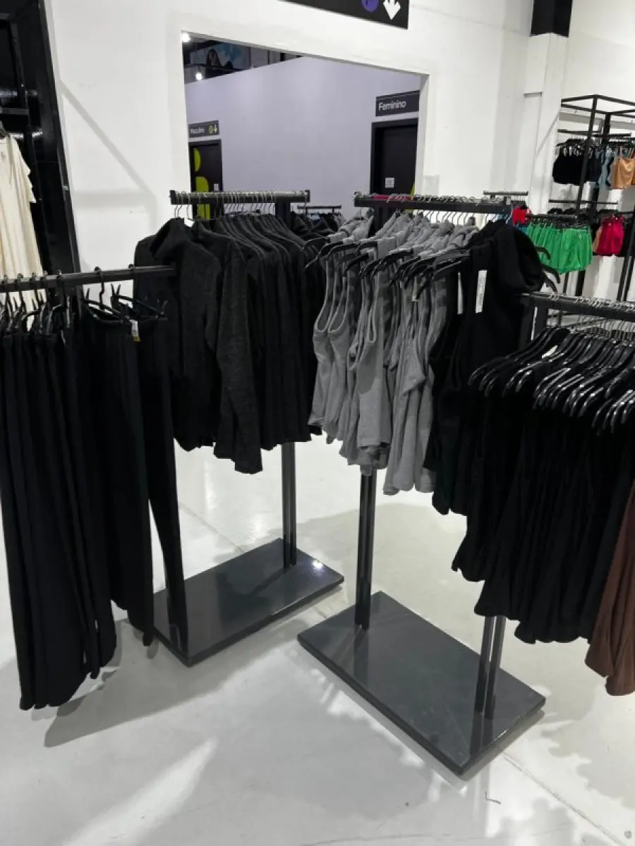 LOTE 003 - Lote de moveis, roupas