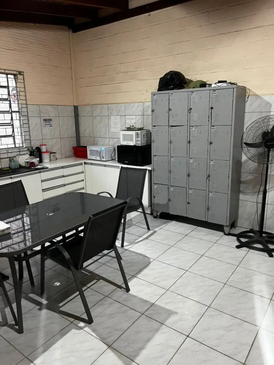 LOTE 003 - Lote de moveis, roupas