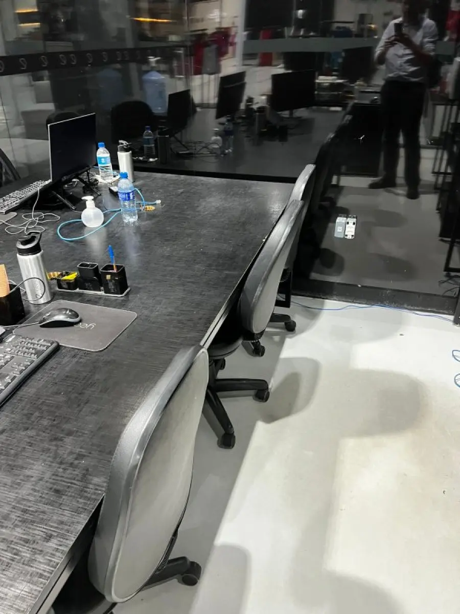 LOTE 003 - Lote de moveis, roupas