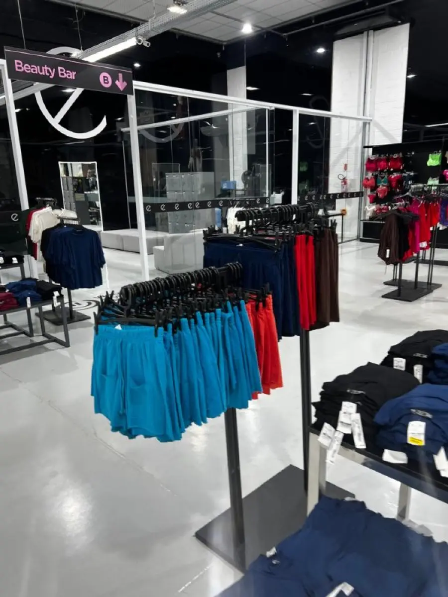 LOTE 003 - Lote de moveis, roupas