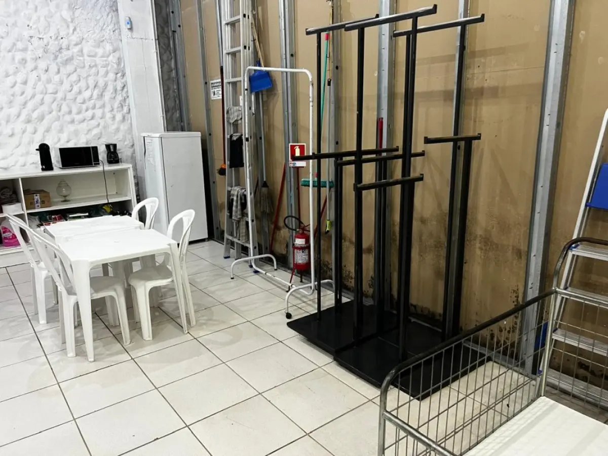 LOTE 004 - Roupas, moveis, eletrônicos