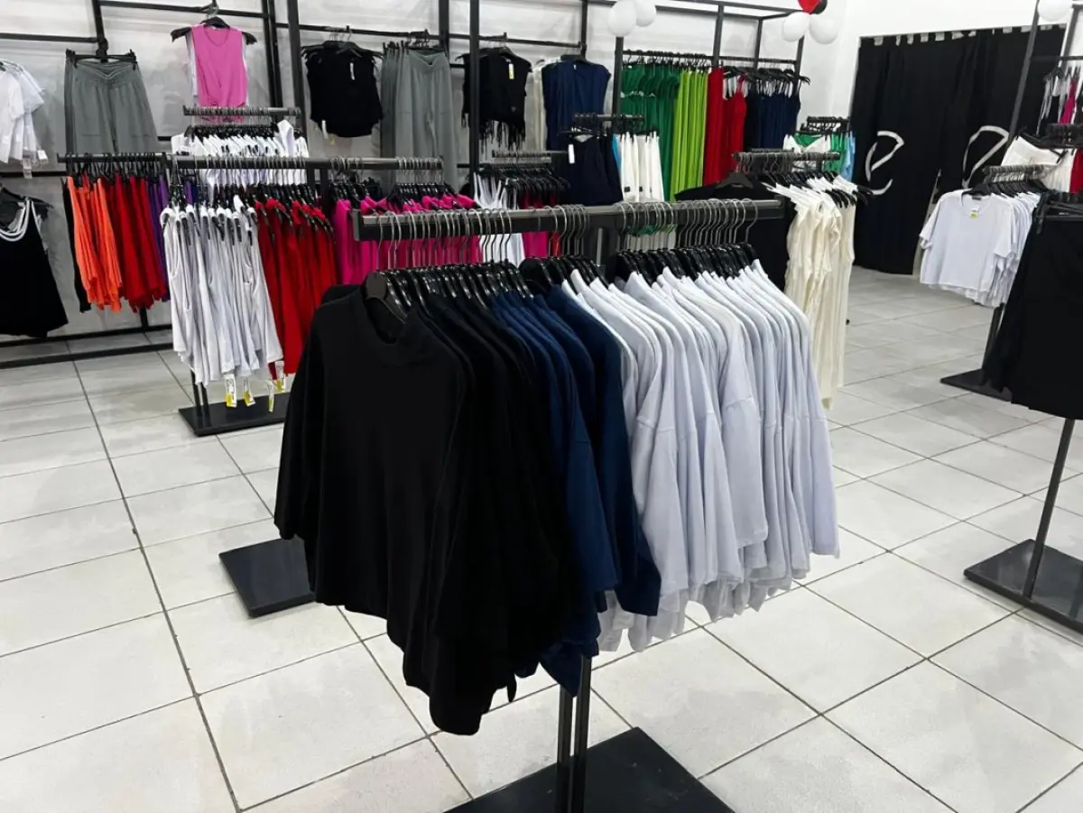 LOTE 004 - Roupas, moveis, eletrônicos