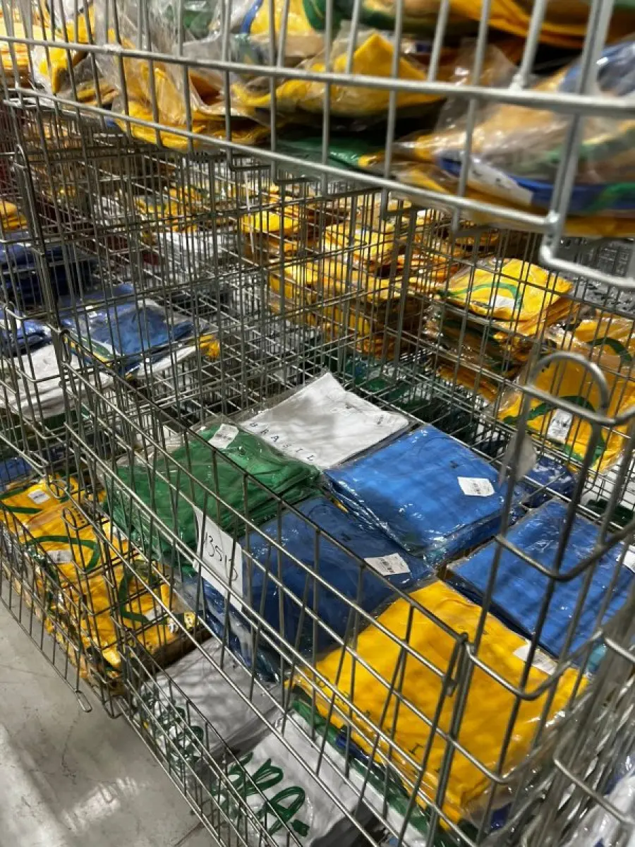 LOTE 003 - Lote de moveis, roupas