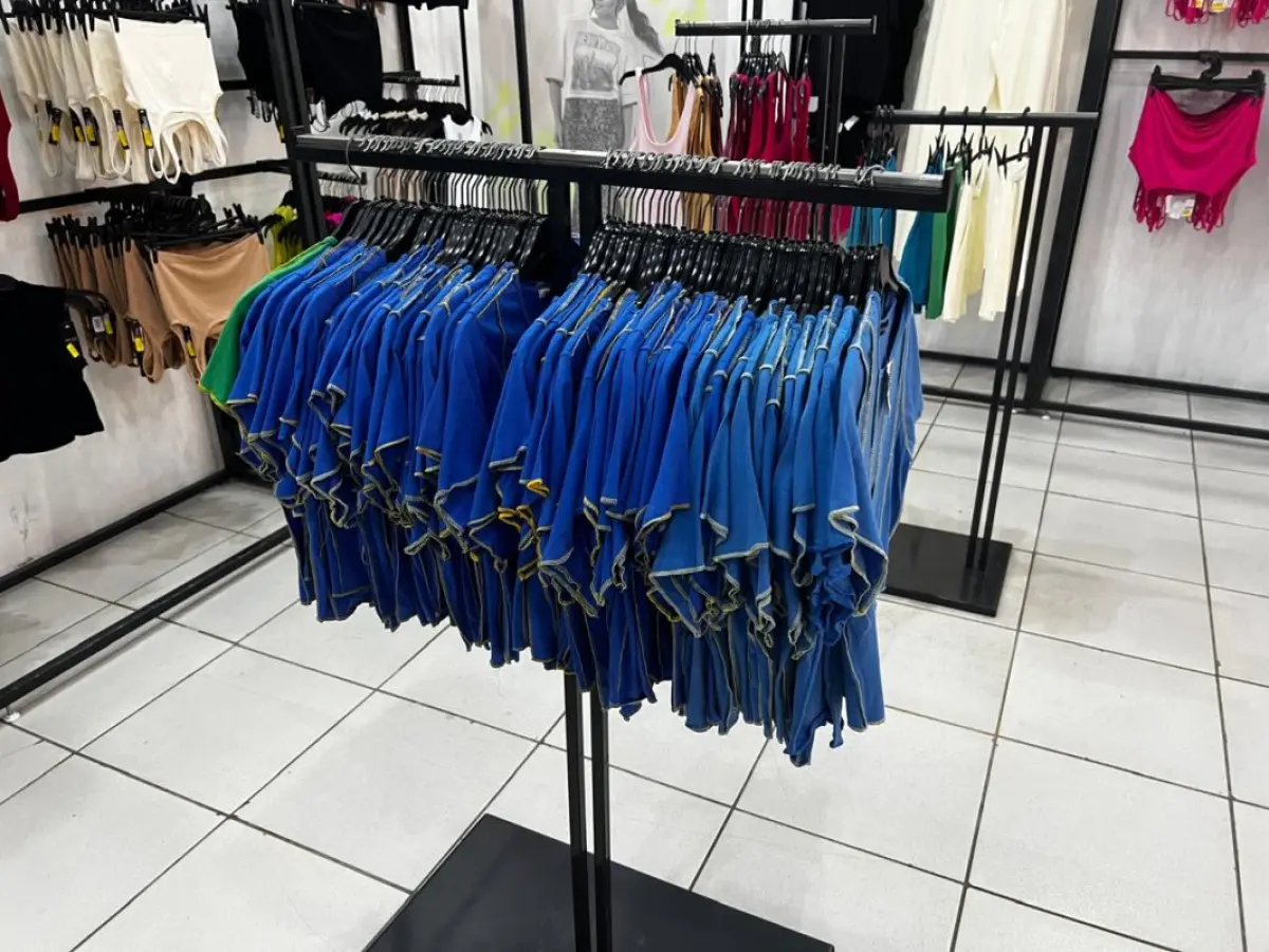 LOTE 004 - Roupas, moveis, eletrônicos