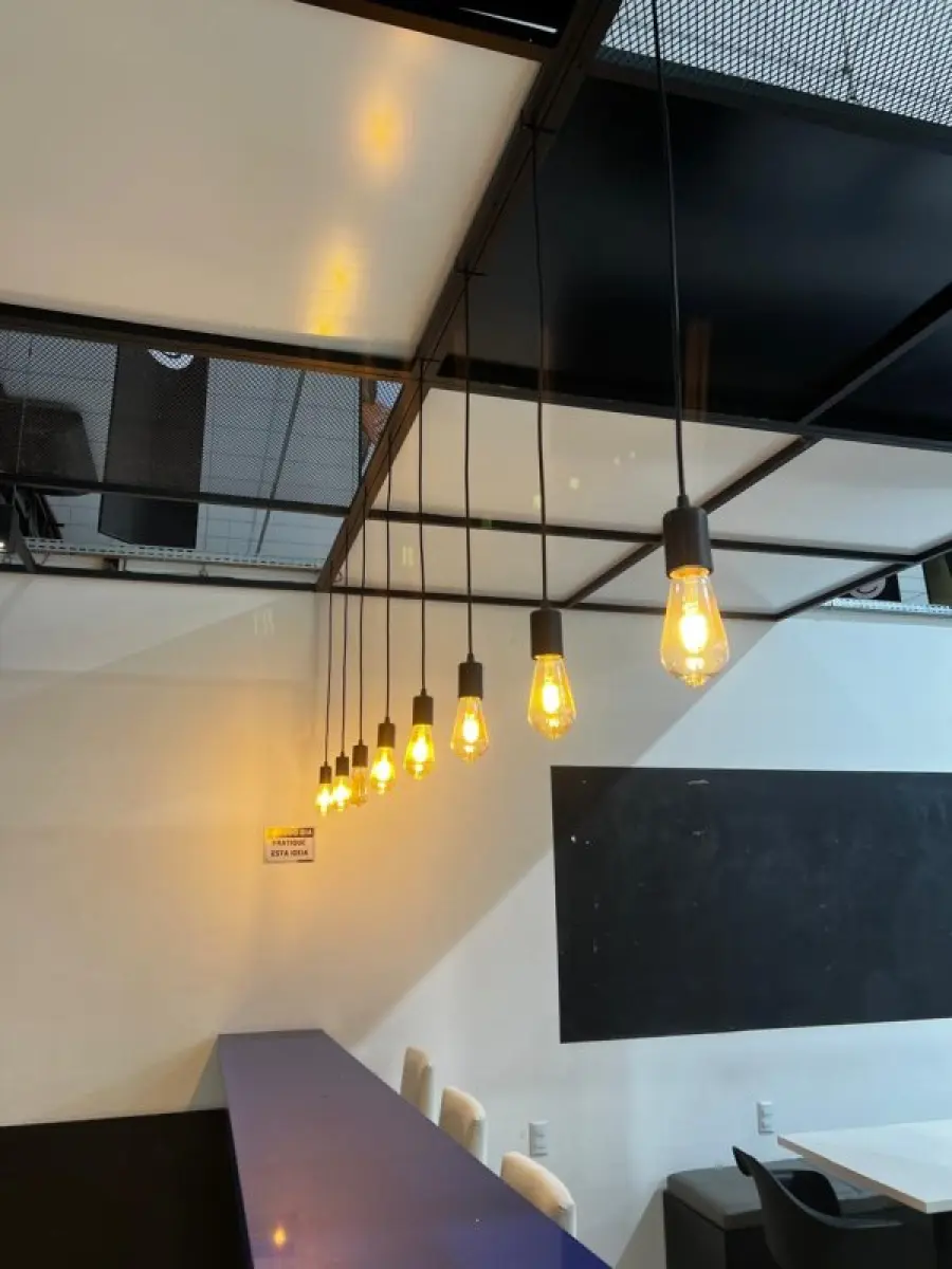 LOTE 003 - Lote de moveis, roupas